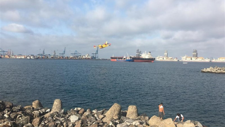 Hidroavión maniobrando para coger agua en el Puerto de Las Palmas | EUROPA PRESS ep hidroavion maniobrando para coger agua en el puerto de las palmas