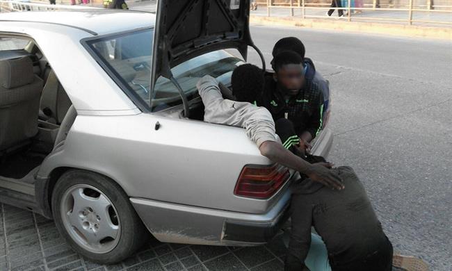 Inmigrantes ocultos en el coche que entró violentamente en Melilla | EUROPA PRESS/GUARDIACIVIL ep inmigrantes ocultoscocheentro violentamentemelilla