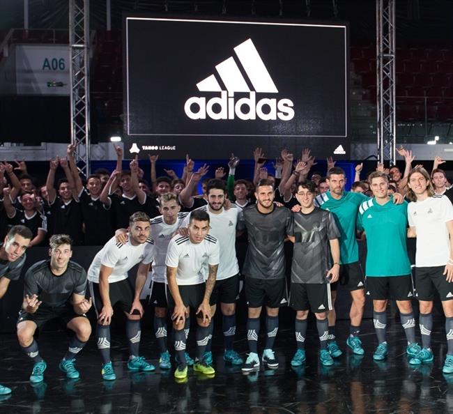 Koke, Correa y Filipe Luis con los participantes del acto | ADIDAS ep koke correafilipe luislos participantesacto