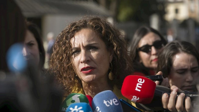 La ministra de Hacienda, María Jesús Montero, atiende a los medios de comunicación durante los actos conmemorativos en el Parlamento Andaluz con motivo del Día de Andalucía de este viernes. | María José López - Europa Press ep la ministra de hacienda maria jesus montero atiende a los medios de comunicacion durante los