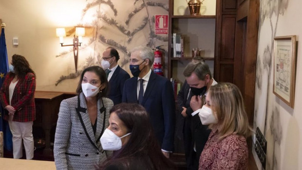 ep la ministra de industria comercio y turismo reyes maroto i conversa a su llegada al acto de firma