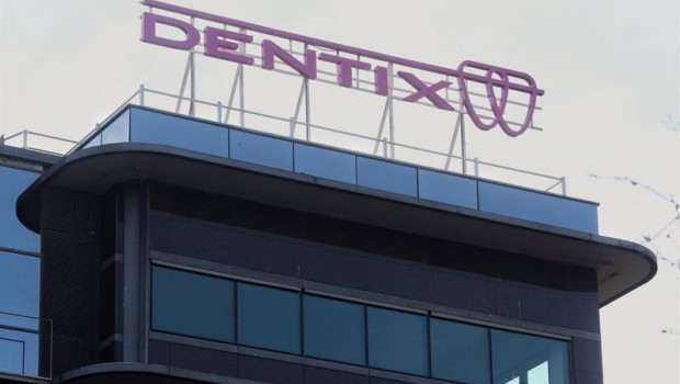 ep logo de dentix en la sede de la firma de salud dental situada calle de la ribera del loira en