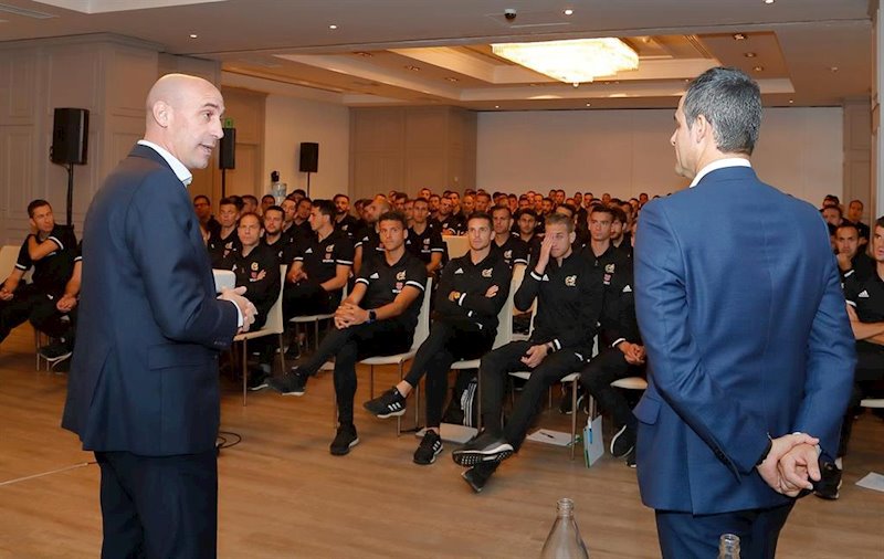 ep luis rubiales se dirige a los arbitros junto a carlos velasco carballo