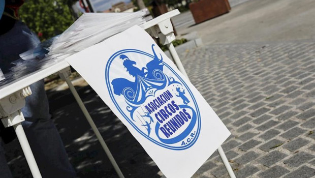 ep mesa donde un voluntarios de circos reunidos caracterizado de payaso reparte material sanitario a