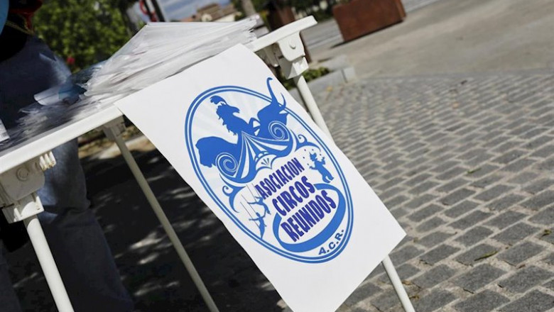 ep mesa donde un voluntarios de circos reunidos caracterizado de payaso reparte material sanitario a ep mesa donde un voluntarios de circos reunidos caracterizado de payaso reparte material sanitario a