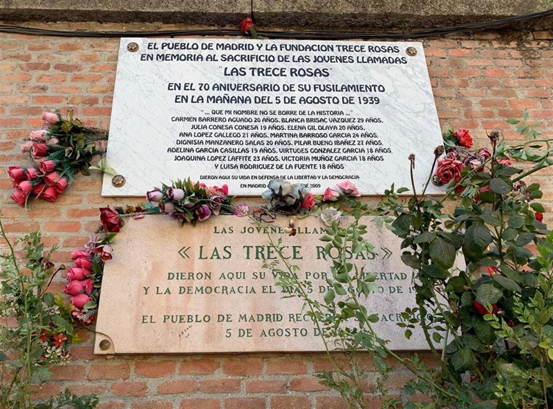 ep monumento en homenaje a las trece rosas en el cementerio de la almudena
