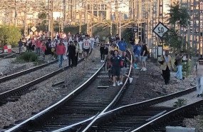 ep pasajeros de cercanias ocupan las vias en las proximidades de atocha tras una averia que afecta a