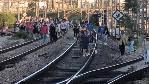 ep pasajeros de cercanias ocupan las vias en las proximidades de atocha tras una averia que afecta a