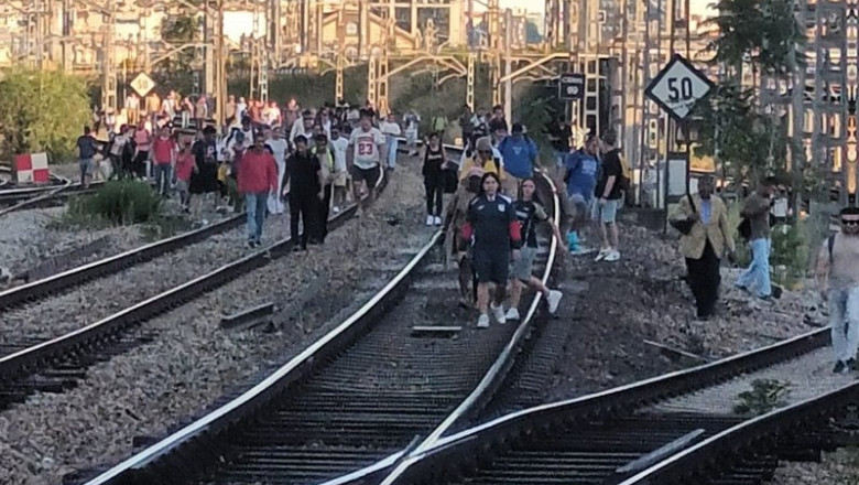 ep pasajeros de cercanias ocupan las vias en las proximidades de atocha tras una averia que afecta a