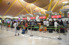 ep pasajeros esperan en la entrada de la terminal 4 de barajas en madrid espana
