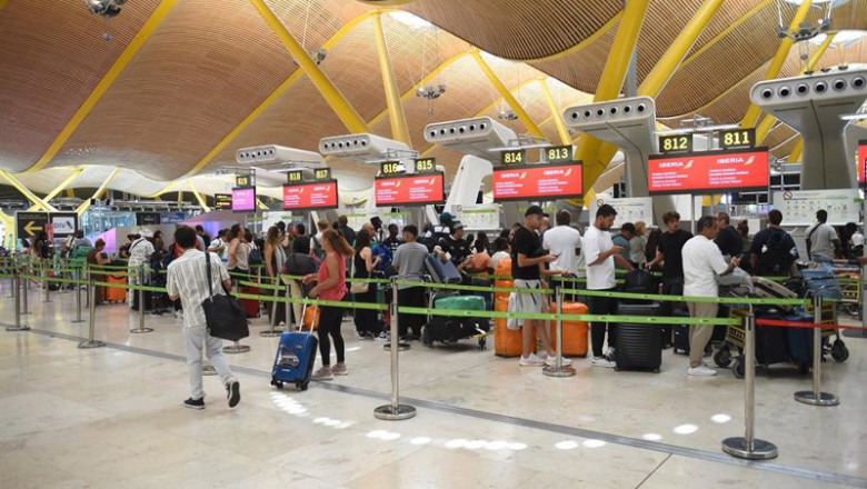 Pasajeros esperan en la entrada de la Terminal 4 de Barajas, en Madrid (España). | Gustavo Valiente - Europa Press ep pasajeros esperan en la entrada de la terminal 4 de barajas en madrid espana