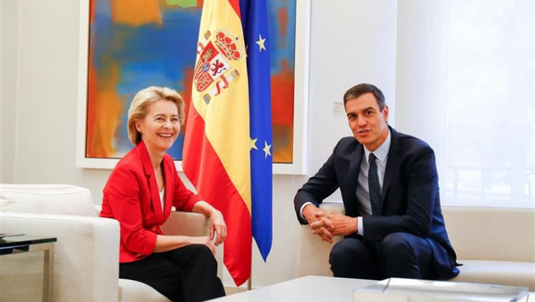 El presidente del Gobierno en funciones, Pedro Sánchez, recibe en el Palacio de la Moncloa a la presidenta electa de la Comisión Europea, Ursula von der Leyen. | Óscar J.Barroso - Europa Press ep presidentegobiernofunciones pedro sanchez recibepalaciola moncloala presidenta electala comision europea ursula von der leyen