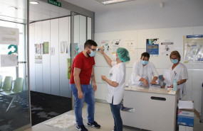 ep profesional sanitario toma temperatura a un paciente