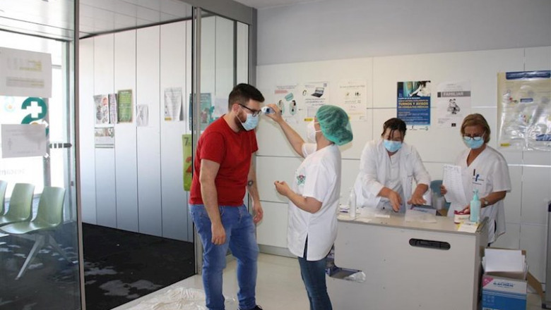ep profesional sanitario toma temperatura a un paciente ep profesional sanitario toma temperatura a un paciente