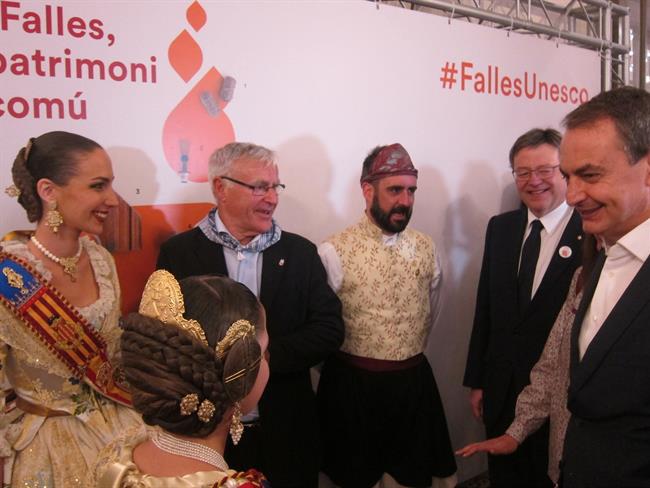 Rodríguez Zapatero junto a Puig, Fuset, Ribó y las Falleras Mayores 2017 | EUROPA PRESS ep rodriguez zapateroa puig fuset ribo yfalleras mayores 2017