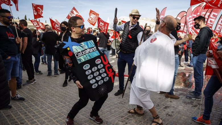 Trabajadores antes del inicio de la Junta General de Accionistas | Rober Solsona - Europa Press ep trabajadores se manifiestan antes del inicio de la junta general de accionistas para defender
