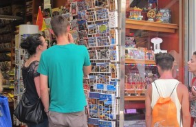 ep turistas compras ventas tienda souvenirs postales turismo