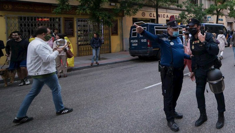 Un agente de Policía Municipal hace indicaciones a uno de Policía Nacional en una protesta en la sede del PSOE en Madrid | Joaquin Corchero / Europa Press ep un agente de policia municipal hace indicaciones a uno de policia nacional en una protesta en la