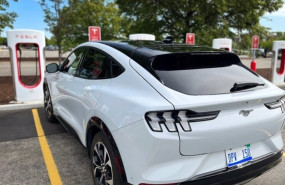 ep un coche cargando en uno de los supercargadores de la red de tesla ep un coche cargando en uno de los supercargadores de la red de tesla