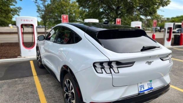 ep un coche cargando en uno de los supercargadores de la red de tesla