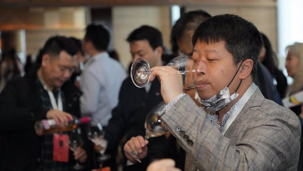 ep un consumidor prueba uno de los vinos de la do rueda