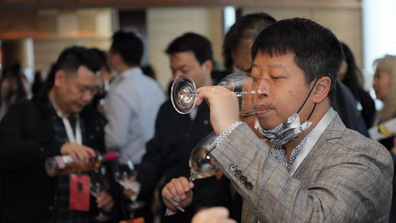 Un consumidor prueba uno de los vinos de la D.O Rueda | DO RUEDA ep un consumidor prueba uno de los vinos de la do rueda