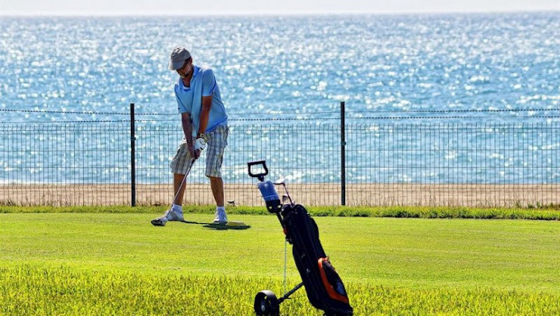 ep un golfista en la costa del sol practicando golf