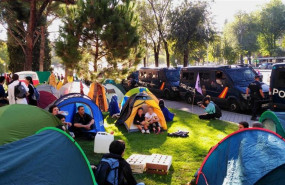 ep un grupo de jovenes acampa frente al ministerio de transicion ecologica en uno de los actos de ep un grupo de jovenes acampa frente al ministerio de transicion ecologica en uno de los actos de