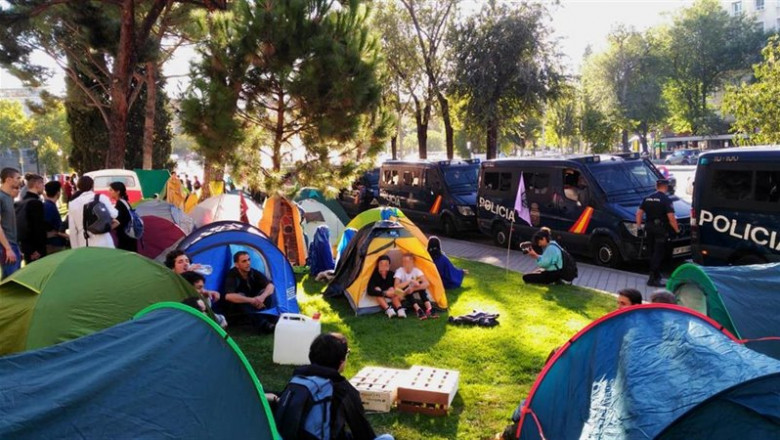ep un grupo de jovenes acampa frente al ministerio de transicion ecologica en uno de los actos de ep un grupo de jovenes acampa frente al ministerio de transicion ecologica en uno de los actos de