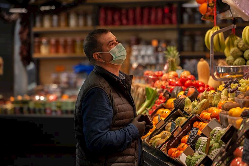 https://img3.s3wfg.com/web/img/images_uploaded/9/d/ep_un_hombre_protegido_con_mascarilla_es_atendido_en_una_fruteria_en_barcelona_espana.jpg