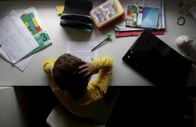 ep un nino estudia y hace los deberes en casa