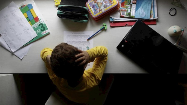 ep un nino estudia y hace los deberes en casa