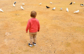 ep un nino rn el primer dia donde los ninos han podido salir acompanado de un adulto sevilla a 26 de