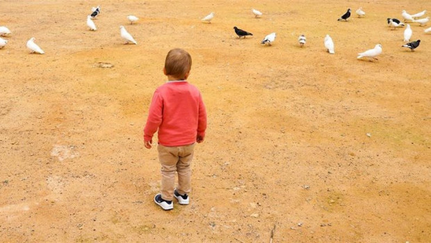 ep un nino rn el primer dia donde los ninos han podido salir acompanado de un adulto sevilla a 26 de