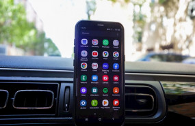 ep un smartphone con el menu de aplicaciones abierto colocado en un coche