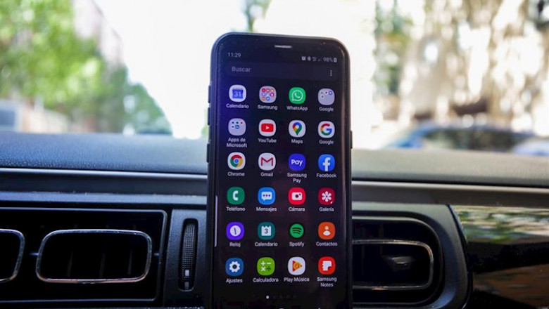 Un 'smartphone' con el menú de aplicaciones abierto colocado en un coche | Ricardo Rubio - Europa Press ep un smartphone con el menu de aplicaciones abierto colocado en un coche