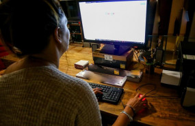 ep una mujer leepantallasu ordenador mientrasendespachosu oficina