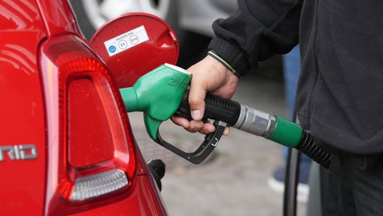 ep una persona echa combustible a 4 de marzo de 2026 en barcelona catalunya espana