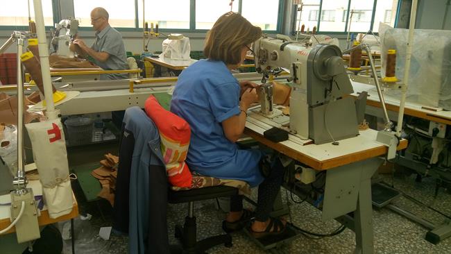 ep una trabajadorauna fabricazapatoselche