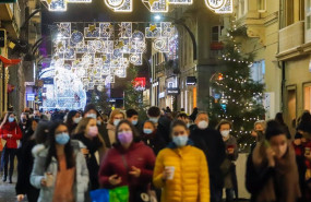 ep varias personas pasean por la calle de principe en vigo espana a 5 de diciembre de 2020