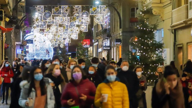 ep varias personas pasean por la calle de principe en vigo espana a 5 de diciembre de 2020