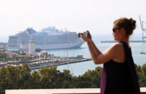 ep varios turistas pasean por la calles de malaga despues de que haya atracado un crucero con mas de