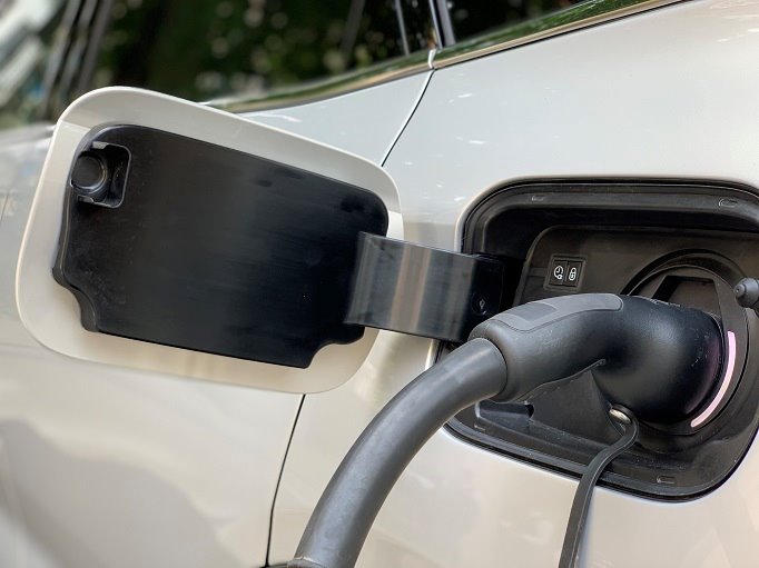 Vehículo eléctrico cargándose. | EUROPA PRESS - Archivo ep vehiculo electrico cargandose 20200309141504