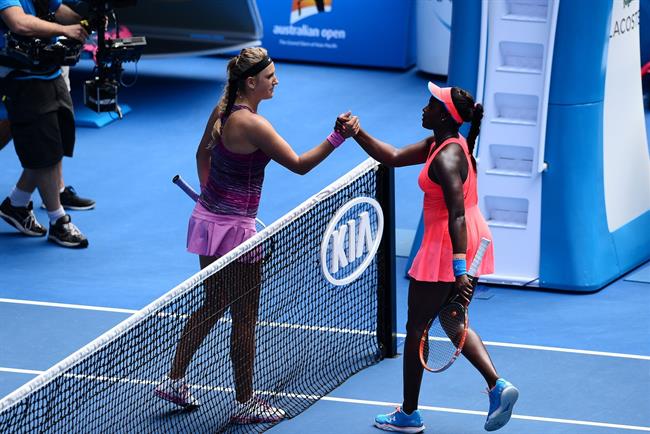 Victoria Azarenka saluda a Sloane Stephens | BEN SOLOMON/TENNIS AUSTRALIA ep victoria azarenka saludasloane stephens
