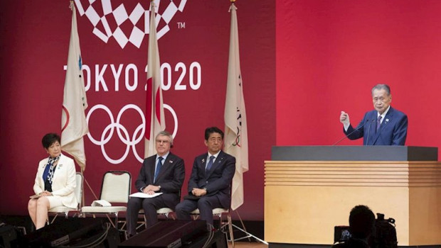 ep yoshiro mori habla durante un acto de tokyo 2020 ante la mirada de yuriko koike thomas bach y