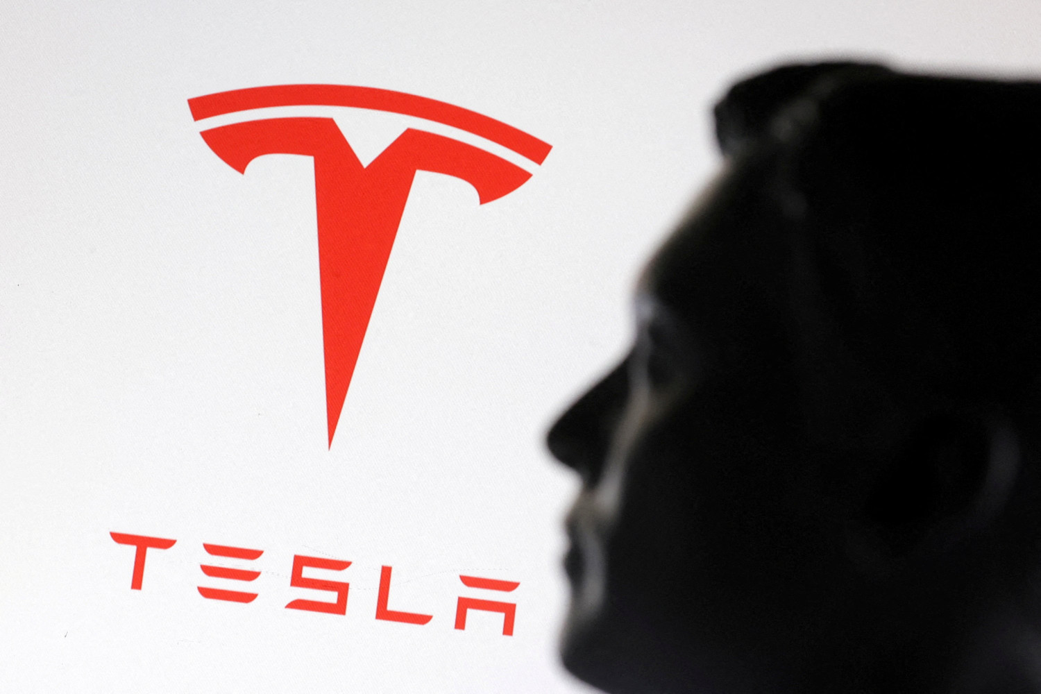 Tesla se gira y sube: Baird recorta su recomendación a mantener tras el conflicto Trump-Musk