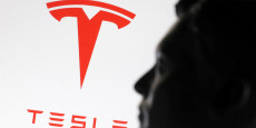 une illustration montre un modele miniature imprime en 3d d elon musk et du logo tesla 20250606124637 