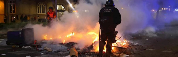 disturbios barcelona portada fuego policia