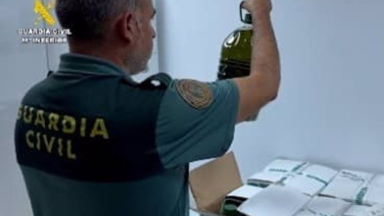 ep agente de guardia civil con una botella de aceite intervenida ep agente de guardia civil con una botella de aceite intervenida
