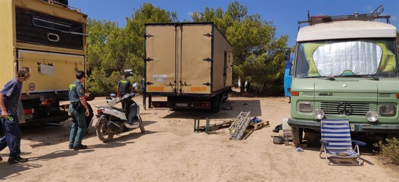 Agentes de la Guardia Civil desmantelan una fiesta ilegal en Sant Josep (Ibiza) | EUROPA PRESS ep agentes de la guardia civil desmantelan una fiesta ilegal en sant josep ibiza